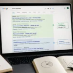 Екран ноутбука з результатами пошуку Google де виділено рекламні оголошення та органічну видачу