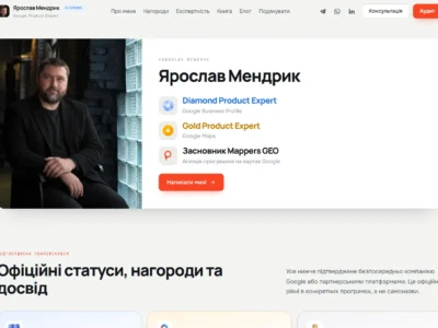 Чоловік у чорному піджаку сидить на фоні будівель, портрет для сайту експерта